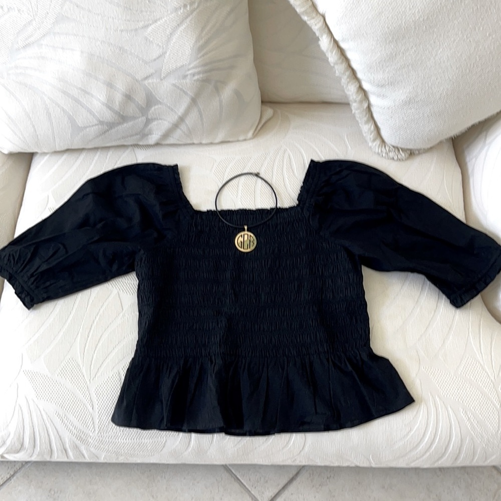 Cute off the shoulder peplum top🖤